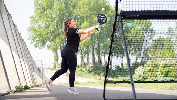 Which padel strokes can I practice with the Smash padel rebounder?